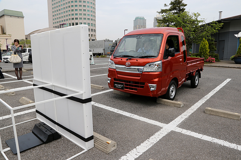 誤発進抑制制御機能により、この状態からアクセルを踏んでも前方に突っ込むことはない。車止めを簡単に乗り越えてしまうほどアクセルを踏んでいる