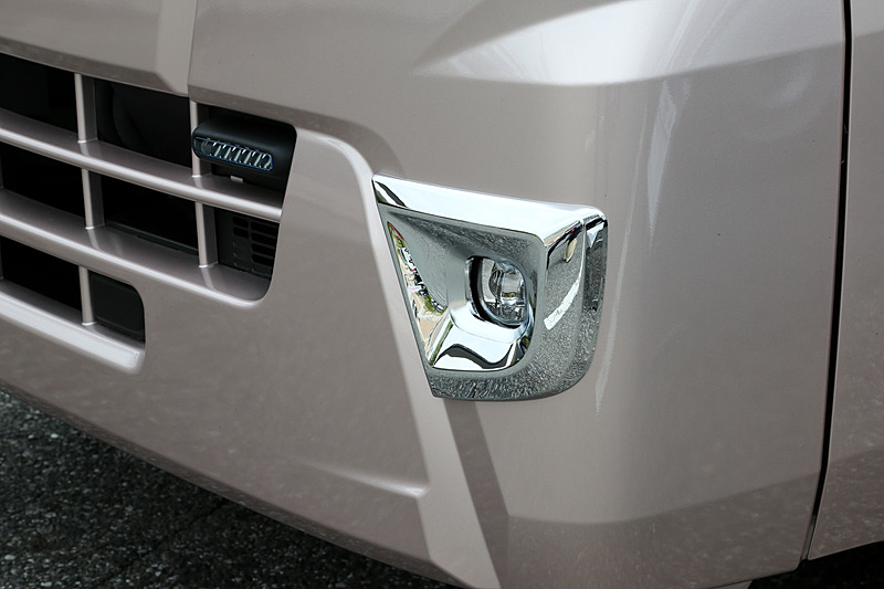 ジャンボはLEDヘッドライト、LEDフォグランプ、メッキフロントグリルを標準装備