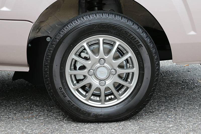 ディーラーオプションのアルミホイール。メーカーオプションでは用意されない