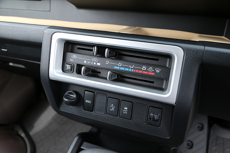 エアコン操作パネルと、その下には4WDの切り替えとスマートアシストIIItの操作ボタンがある