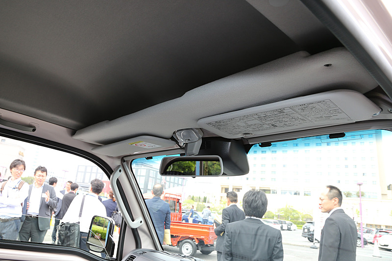 ジャンボはハイルーフ仕様なので天井に収納スペースが用意される。ミラーの前にはステレオカメラが