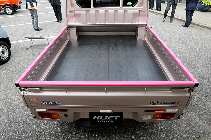 荷台にはフレームプロテクターのほか、オプションのゴムマットが敷かれる。ジャンボの独特の形状にぴったり収まっている