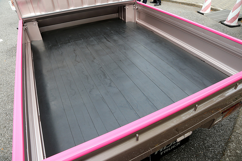 荷台にはフレームプロテクターのほか、オプションのゴムマットが敷かれる。ジャンボの独特の形状にぴったり収まっている