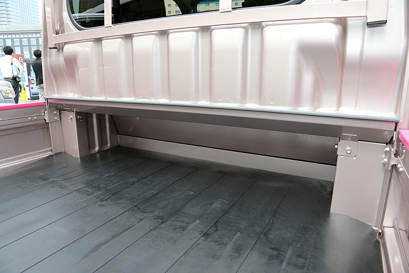 ジャンボはキャビンが後方に延長されるが、荷台の長さは下部に潜り込む形で確保されている