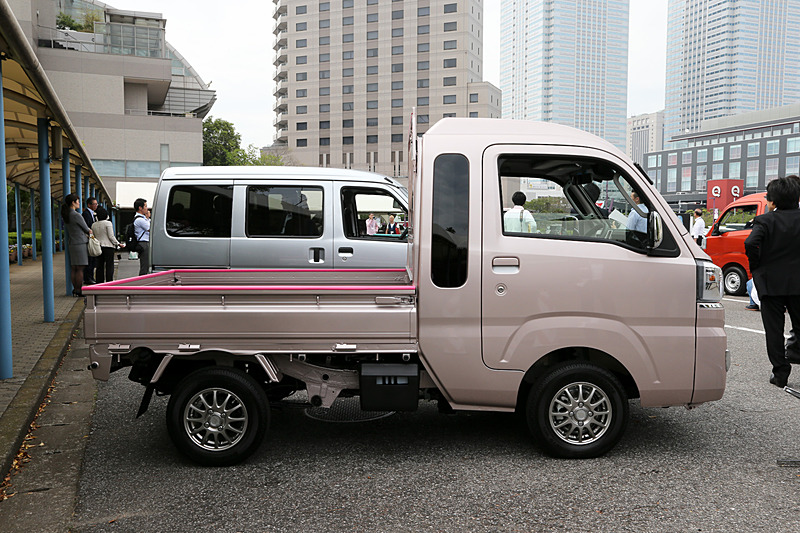 撮影車はスーパーUV＆IRカットガラス（フロントドア）/IR＆UVカットガラス（フロントウィンドウ）、トップシェイドガラス、バニティミラー（運転席）などをパッケージにした「農業女子パック」を搭載。さらにメッキヘッドランプガーニッシュや12インチアルミホイール、ゲートプロテクター（ピンク）、荷台ゴムマットといったディーラーオプションを多数装備している