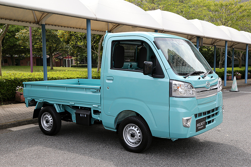 ボディカラーがファインミントメタリックのハイゼット トラック。グレードは「スタンダード“農用スペシャル スマートアシストIIIt”」（106万3800円）で、今回の改良で新設定された「LEDパック」といったオプションを装備する