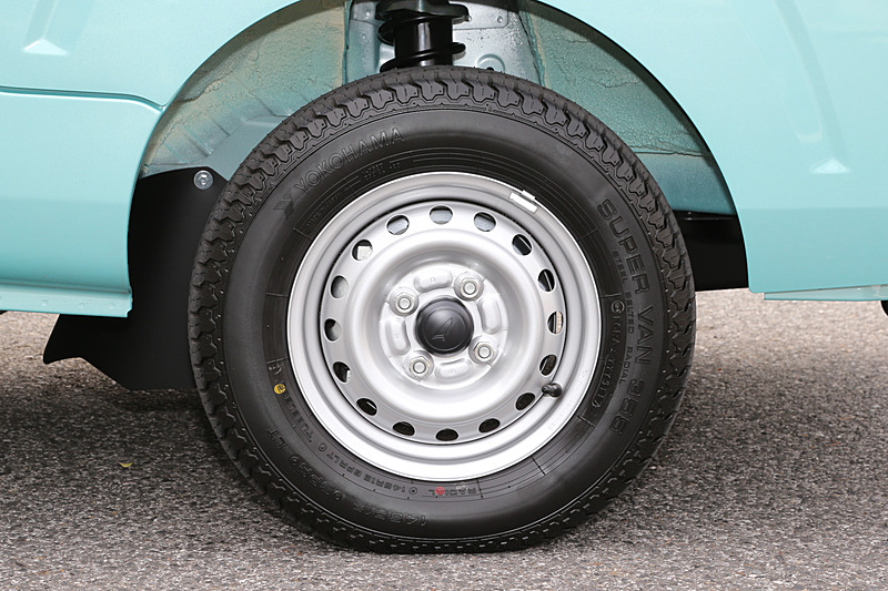 タイヤは145R12-6PRLTが装備される
