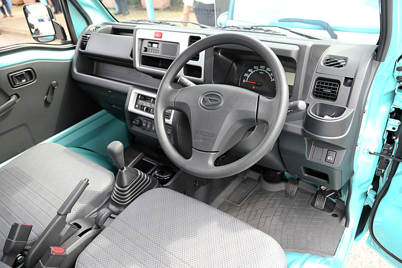 インテリア。MT仕様でこのグレードのウィンドウは手回し仕様