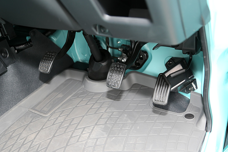 インテリア。MT仕様でこのグレードのウィンドウは手回し仕様