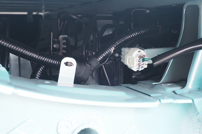 荷台とフレームのすき間からアクチュエータが見える