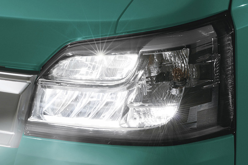 メーカーパックオプションの「LEDパック」を選択すると、「LEDヘッドライト」（左）、「LEDフォグランプ」（中央）、「メッキフロントグリル」（右）が追加される