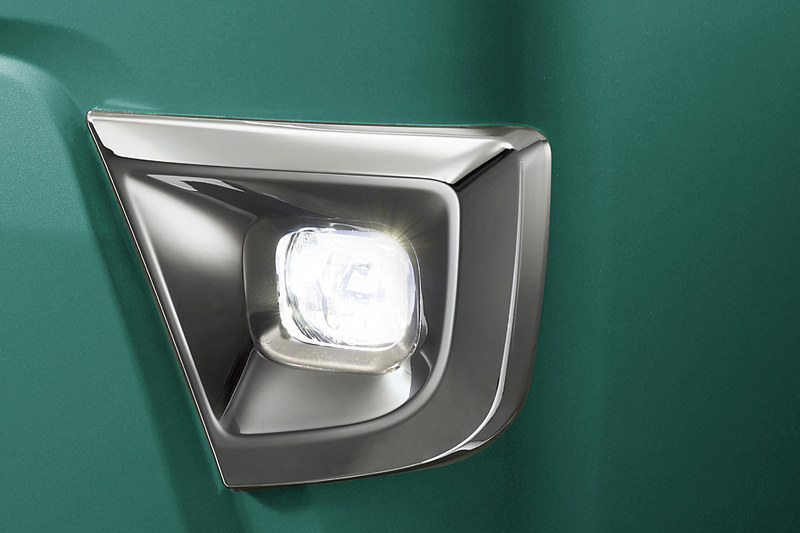 メーカーパックオプションの「LEDパック」を選択すると、「LEDヘッドライト」（左）、「LEDフォグランプ」（中央）、「メッキフロントグリル」（右）が追加される