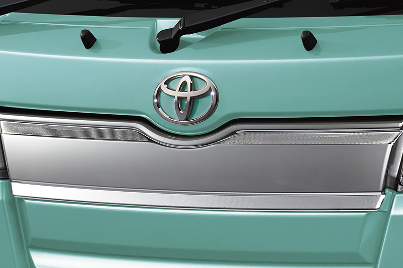 メーカーパックオプションの「LEDパック」を選択すると、「LEDヘッドライト」（左）、「LEDフォグランプ」（中央）、「メッキフロントグリル」（右）が追加される