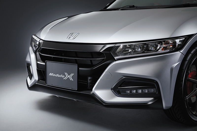 空力性能を高める専用設計のグリル一体型専用フロントバンパー。入ってきた風を導くエアガイドフィンを備えている