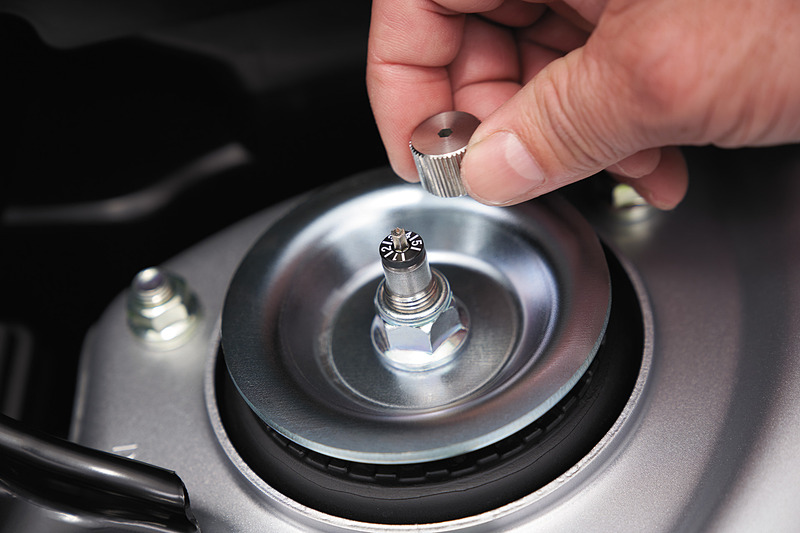 サスペンション減衰力調整ダイヤルはボンネットを開けてアクセス