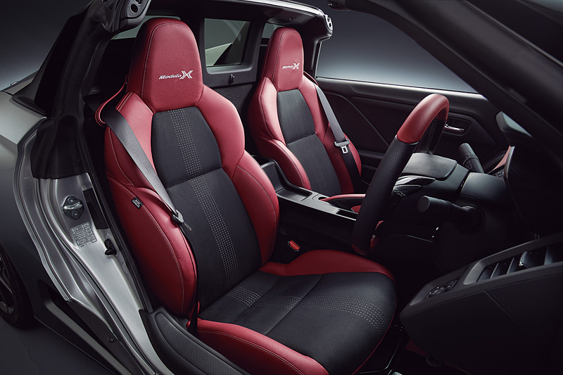 専用スポーツレザーシート（本革×ラックス スェード/ボルドーレッド×ブラック/Modulo Xロゴ入り）