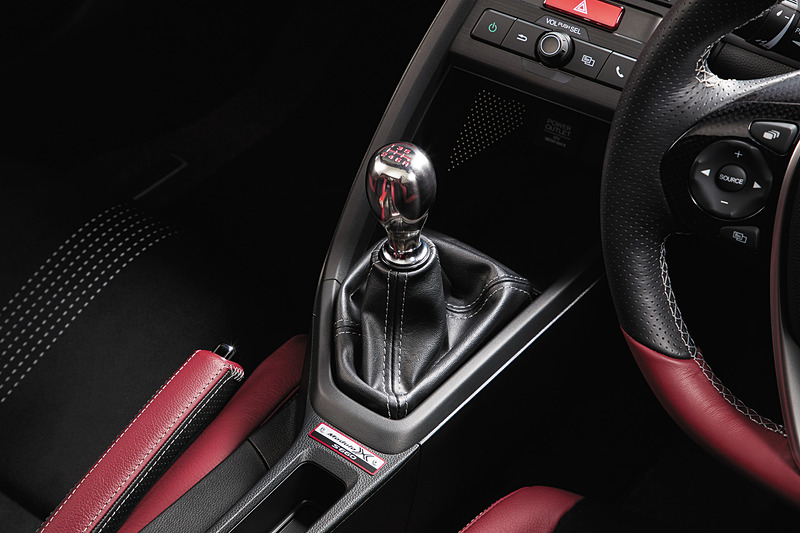 シフトノブ（チタン製）×シフトブーツ（グレーステッチ）＜6速MT＞