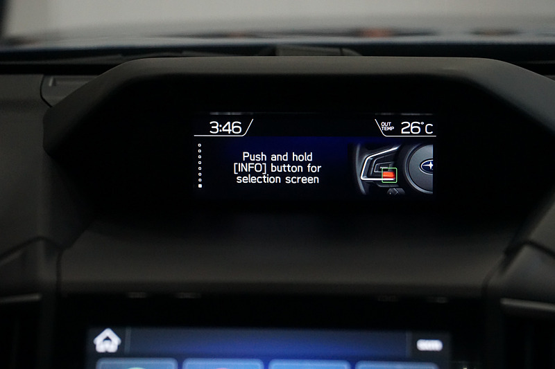 ステアリングにある「INFO」ボタンを長押しで開始