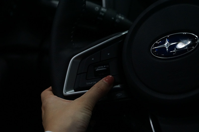 ステアリングにある「INFO」ボタンを長押しで開始