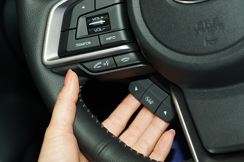 ステアリングの「▲」「i/SET」「▼」のスイッチで選択していく