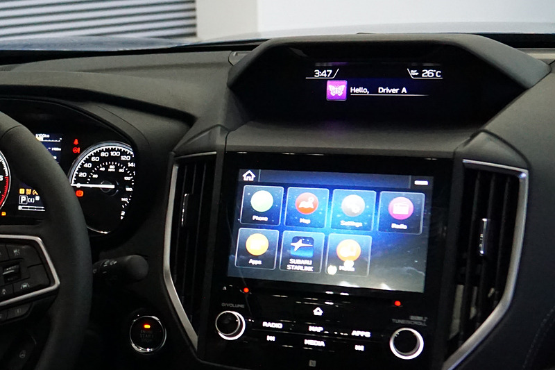 ドアを開けてシートに座ったドライバーを顔認証するとマルチファンクションディスプレイに「Hello,～」と表示される