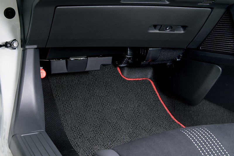 TVチューナーは助手席足下に取り付け