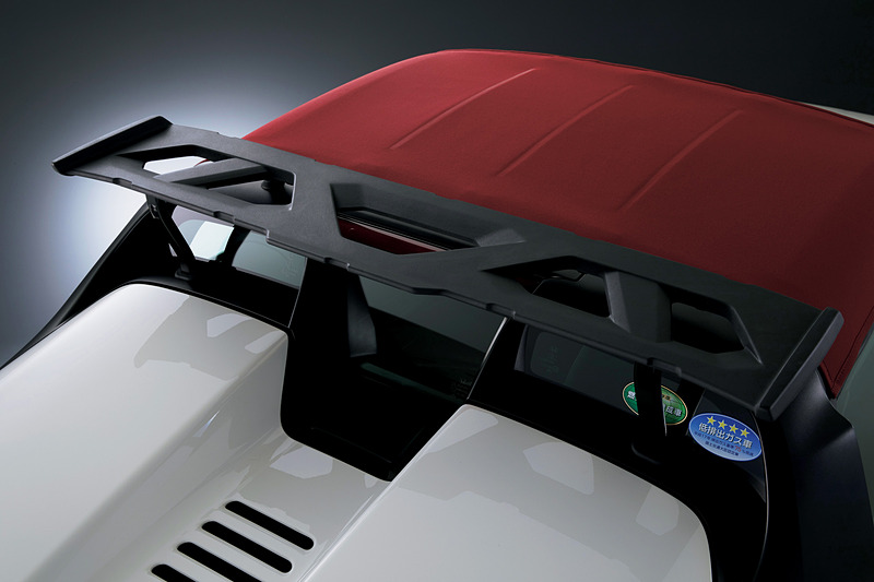 荷物を載せない時の空力性能にも配慮したスポーティなデザインを採用