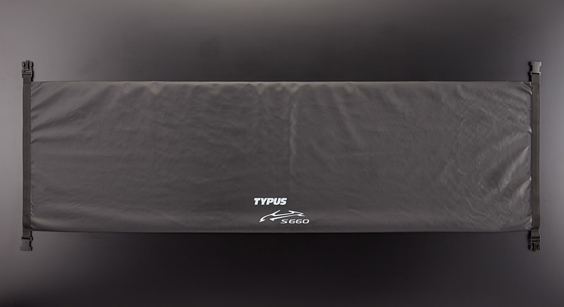 トップキャリアに載せた荷物を、突然の雨や高速走行時の虫付きから守る「バゲージカバー（車名ロゴ付き）」（1万9980円）