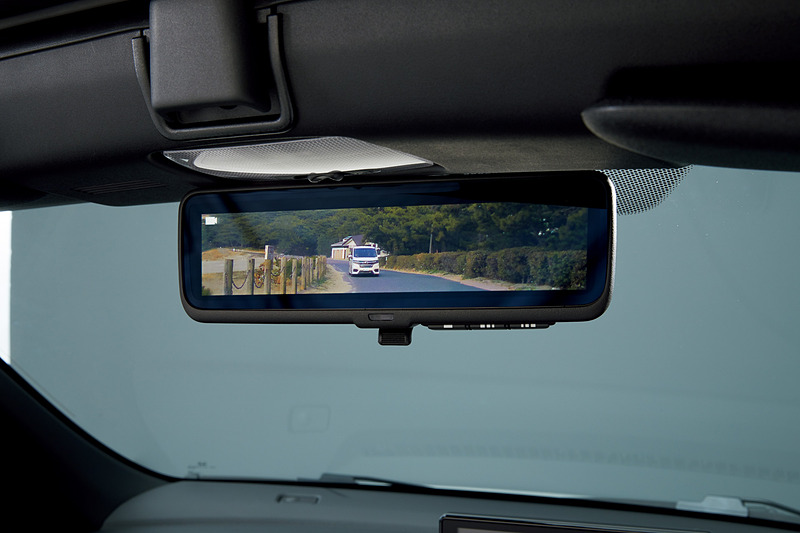 標準装備のルームミラーと交換装着で、後方視界を確保する「アドバンスドルームミラー」（8万4240円）