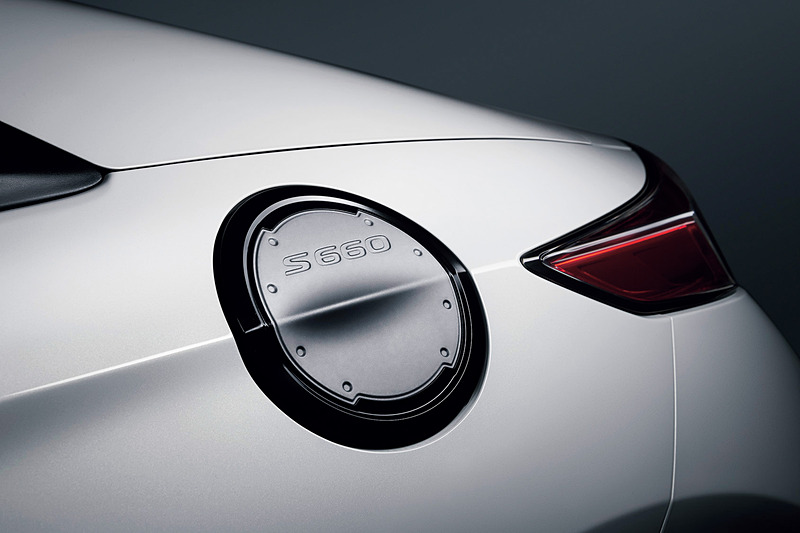 アルミダイキャスト製「フューエルリッド」（写真はシルバー×ブラック塗装。2万7000円）