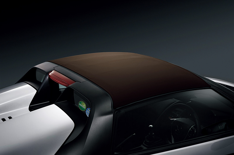 「ロールトップ」（12万9600円）は、写真の「ブラウン」のほかに「α」「β」向けの「ボルドーレッド」も用意