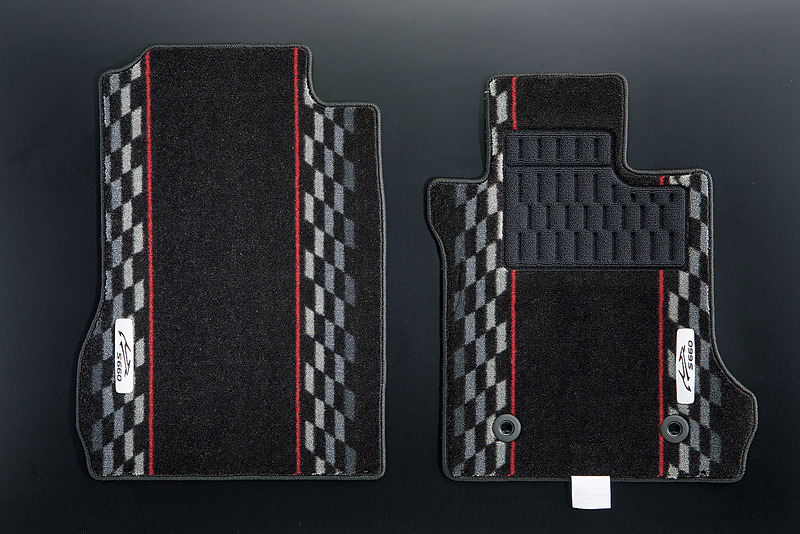ヒールパッドとアルミオーナメントが付いたα、β用「フロアカーペット デザインタイプ」（運転席・助手席セット。2万8080円）