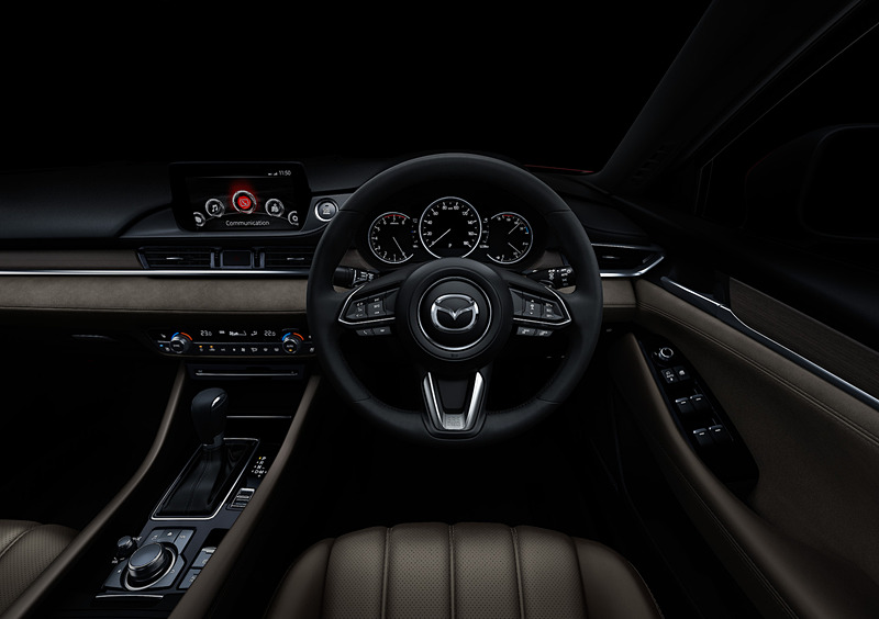 インパネやドアトリムなどのデザインを大幅に変更。ダッシュボード上のセンターディスプレイは従来の7インチから8インチへと拡大