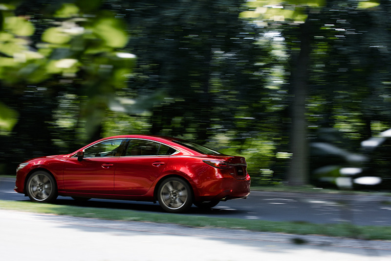 アテンザセダンのボディサイズは4865×1840×1450mm（全長×全幅×全高）、ホイールベースは2830mm