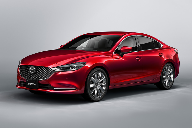 新型アテンザではフロントバンパーやグリルを変更するとともに、ヘッドライトは薄くワイドな造形と線表現の発光で、精悍さを高めるデザインにスイッチ。17インチ、19インチホイールともに大径感と立体感を強めた新デザインに変更している。そのほか細かいところでは、リアのバンパー下部がボディ同色になるとともに、エキゾーストパイプの径を拡大している