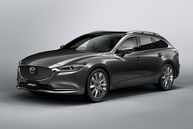 新型アテンザではフロントバンパーやグリルを変更するとともに、ヘッドライトは薄くワイドな造形と線表現の発光で、精悍さを高めるデザインにスイッチ。17インチ、19インチホイールともに大径感と立体感を強めた新デザインに変更している。そのほか細かいところでは、リアのバンパー下部がボディ同色になるとともに、エキゾーストパイプの径を拡大している