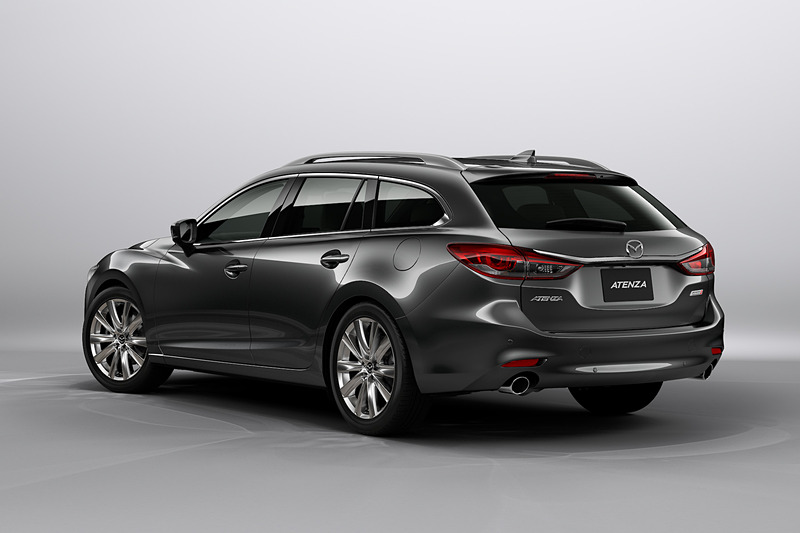 新型アテンザではフロントバンパーやグリルを変更するとともに、ヘッドライトは薄くワイドな造形と線表現の発光で、精悍さを高めるデザインにスイッチ。17インチ、19インチホイールともに大径感と立体感を強めた新デザインに変更している。そのほか細かいところでは、リアのバンパー下部がボディ同色になるとともに、エキゾーストパイプの径を拡大している