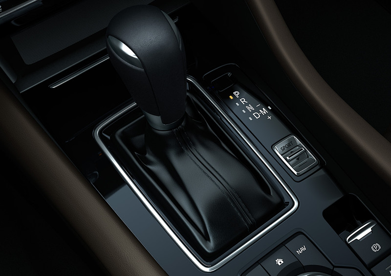 6速MT（左）と6速AT（右）のシフトノブ。シフトパネルまわりには傷に強い材質を採用