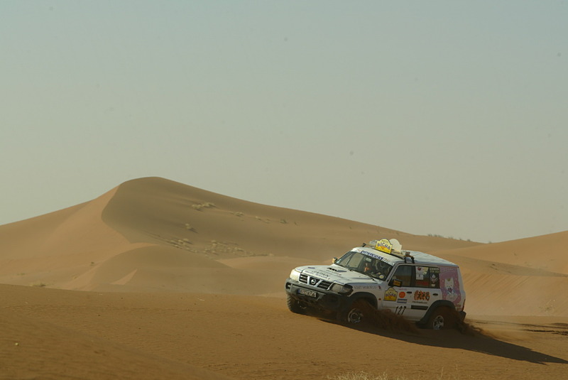 2004年、女性だけが参加できるサハラ砂漠ラリー「ラリー・アイシャ・デ・ガゼル」（通称ガゼルラリー）の第15回大会に、史上初の日本人ペアチームとして参戦。マシンは3.5リッターディーゼルターボの日産自動車「パトロール（日本名サファリ）」で、この砂丘越えが最も過酷でした。ガゼルラリーは今も毎年開催されています