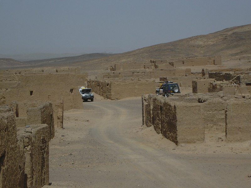 砂丘越えでマシンに大きなダメージを負い、とうとう動けなくなってしまったのがサハラ砂漠の遺跡の中。人っ子一人いないと思いきや、この数十分後にはどこからともなく現れた先住民たちに囲まれることに