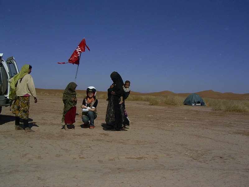 広大な砂漠に立てられた、この小さなフラッグがチェックポイント。砂漠の先住民たちが応援に来てくれることもあって、とくに小さな子供たちがキラキラした瞳でマシンや私たちを見ていたのが忘れられません