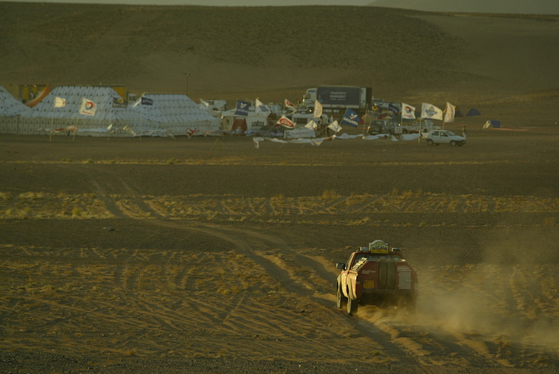 心に残るパンケーキを毎朝食べていた野営地はこんな様子。大きな白いテントの中は絨毯が敷いてあって、意外に快適な食事や団欒スペースになっています。簡易トイレやシャワーもあり、私たちはその周りに自分のテントを立てて寝袋で眠る日々でした