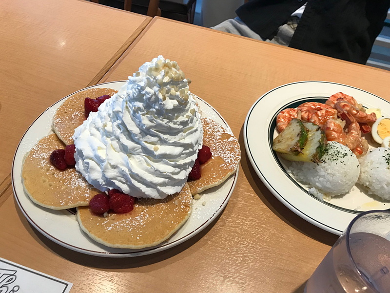 母の日に幸せなひと時をくれた「Eggs'n Things」のパンケーキはてんこ盛りのクリームがお約束。甘さ控えめで軽い食感なのでペロリといけちゃいます。魚介や肉系のランチ、ディナーメニューもあるから男性にもオススメですよ