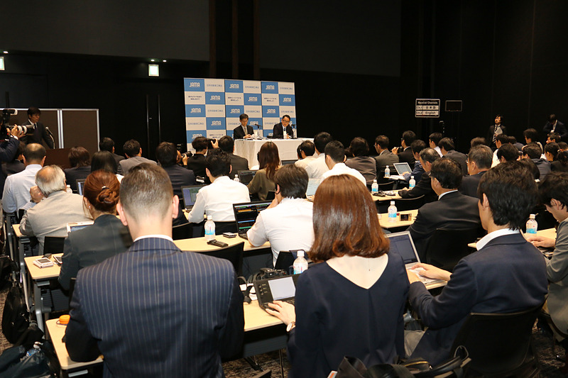 質疑応答には多数の記者が参加した