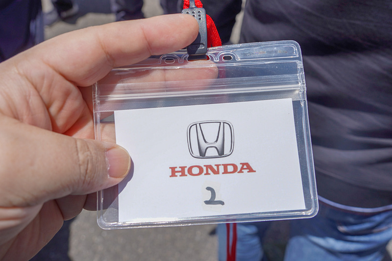 書類を提出するとメーカー別のバッヂをもらう