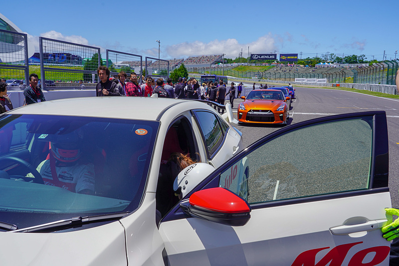 助手席に乗り込む