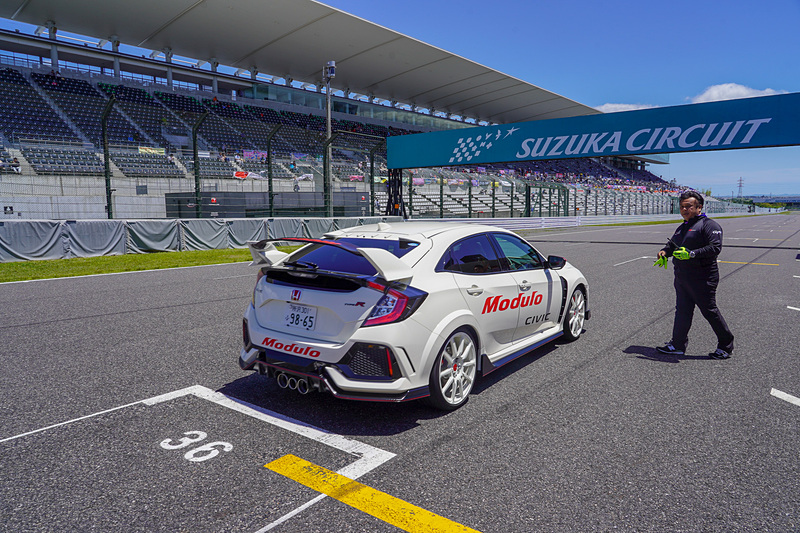 ストレートを加速していくホンダ シビック TYPE R（純正用品装着車）