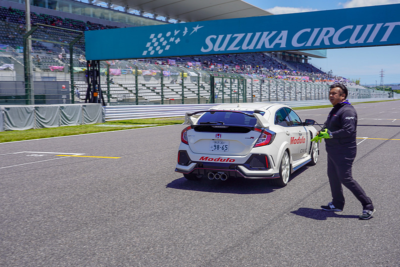 ストレートを加速していくホンダ シビック TYPE R（純正用品装着車）