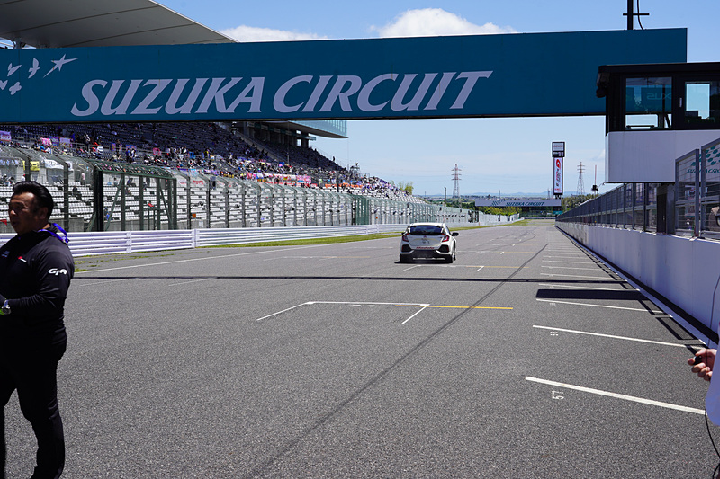 ストレートを加速していくホンダ シビック TYPE R（純正用品装着車）