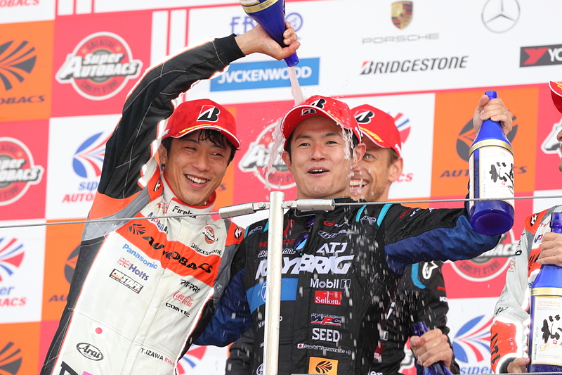 NSX-GTの1-2フィニッシュを喜び合う